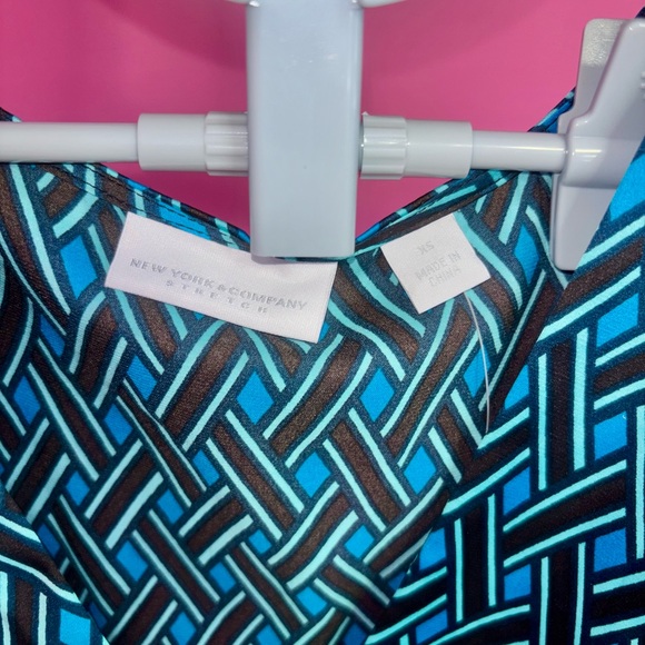 New York & Company STRETCH blue& black sleeveless summer wrap top (Size XS) - Picture 6 of 8